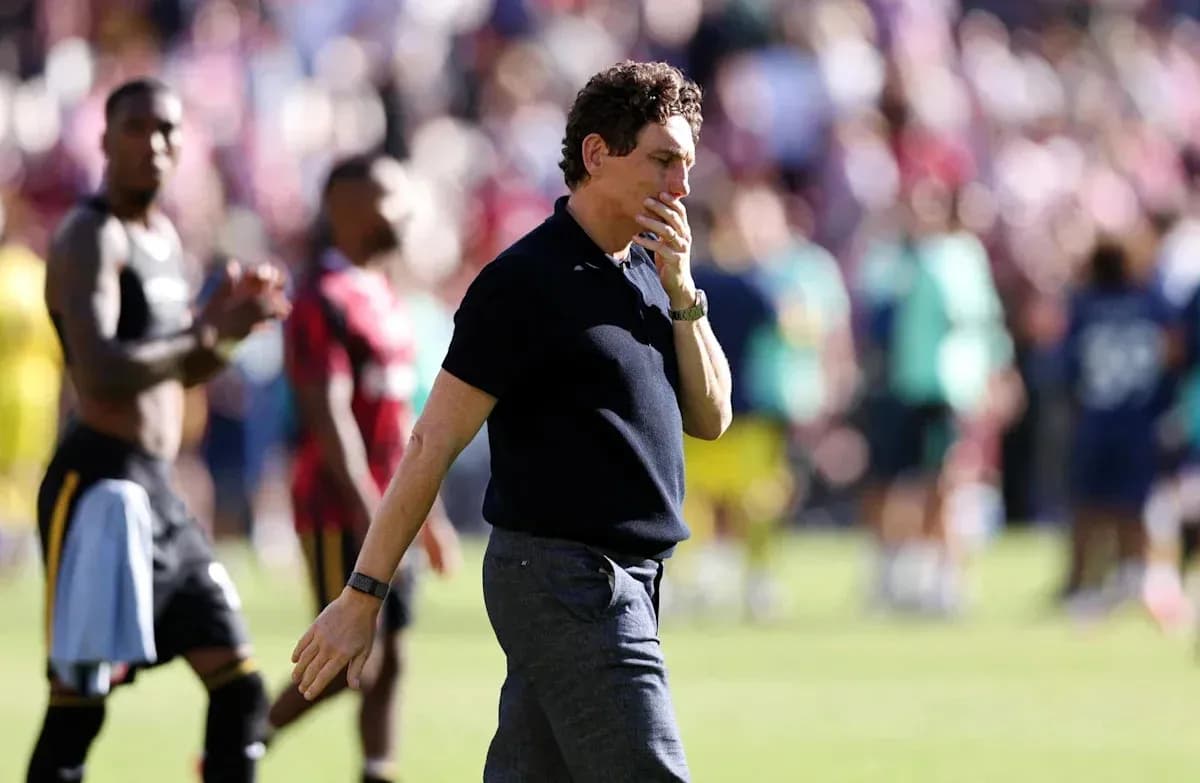 Entraîneur quittant le terrain après le match Entraîneur quittant le terrain après le match