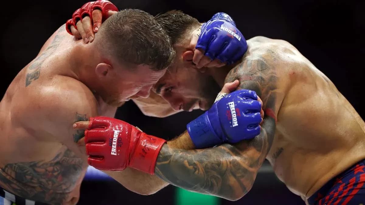 Deux combattants s'affrontant dans un match de MMA Deux combattants s'affrontant dans un match de MMA