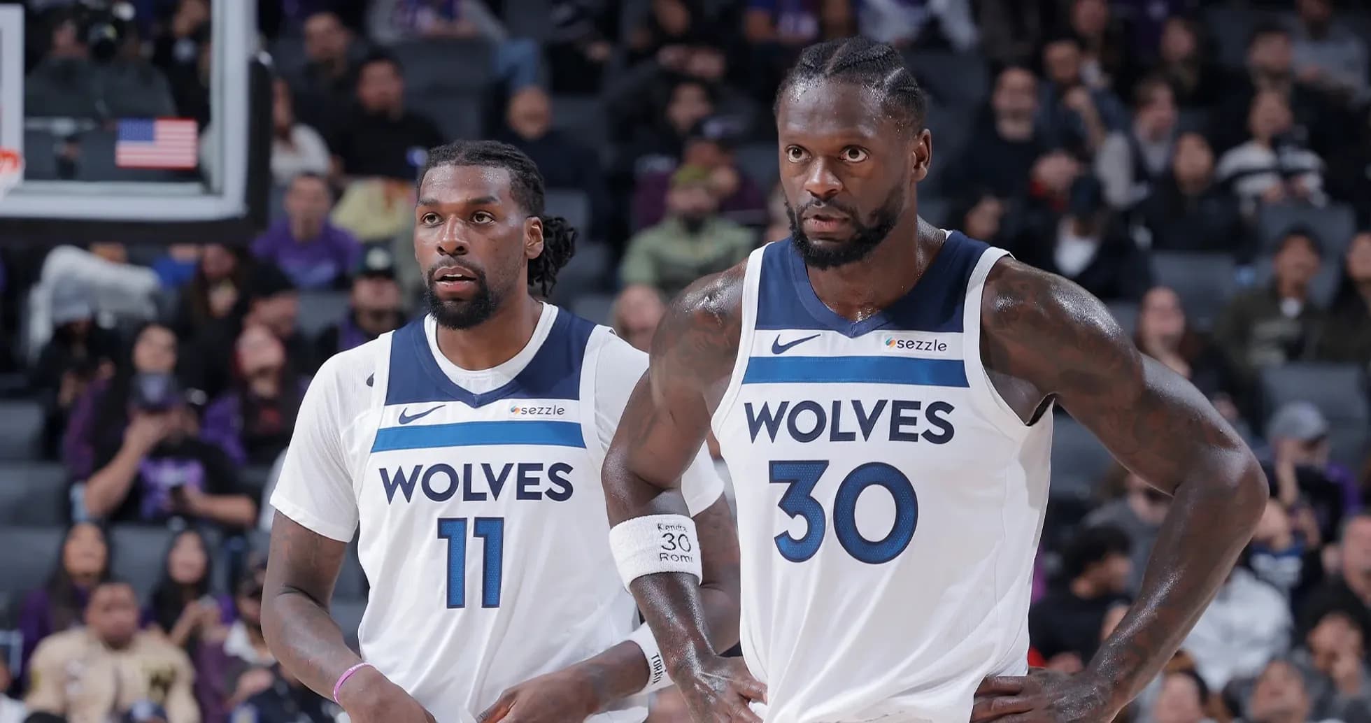 Deux joueurs de l'équipe des Wolves sur le terrain Deux joueurs de l'équipe des Wolves sur le terrain