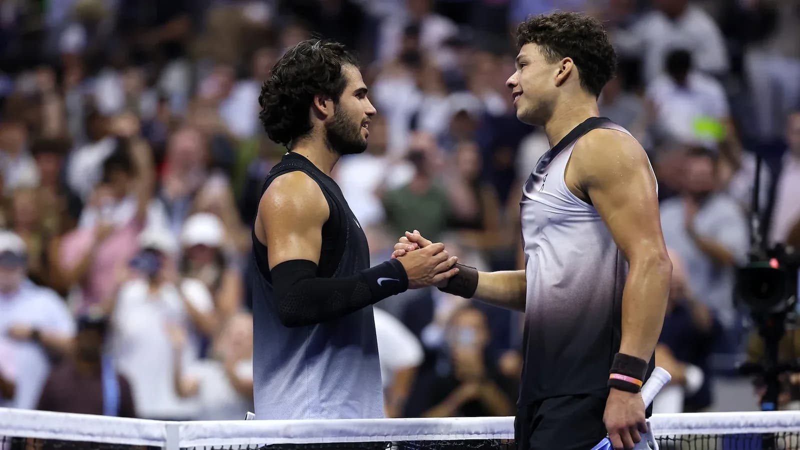 Deux joueurs se serrant la main après le match Deux joueurs se serrant la main après le match