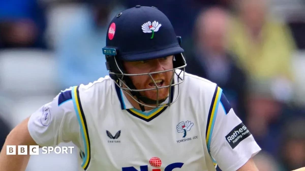 Joueur de cricket en action avec uniforme de Yorkshire Joueur de cricket en action avec uniforme de Yorkshire