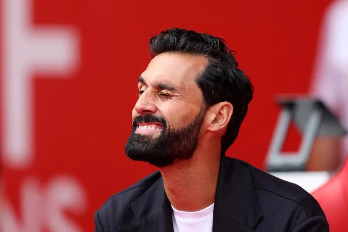 Homme souriant assis sur le banc de touche Homme souriant assis sur le banc de touche