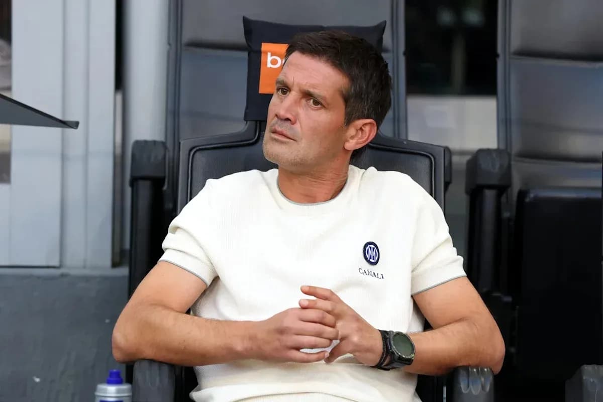 Entraîneur assis sur le banc, pensant au match Entraîneur assis sur le banc, pensant au match