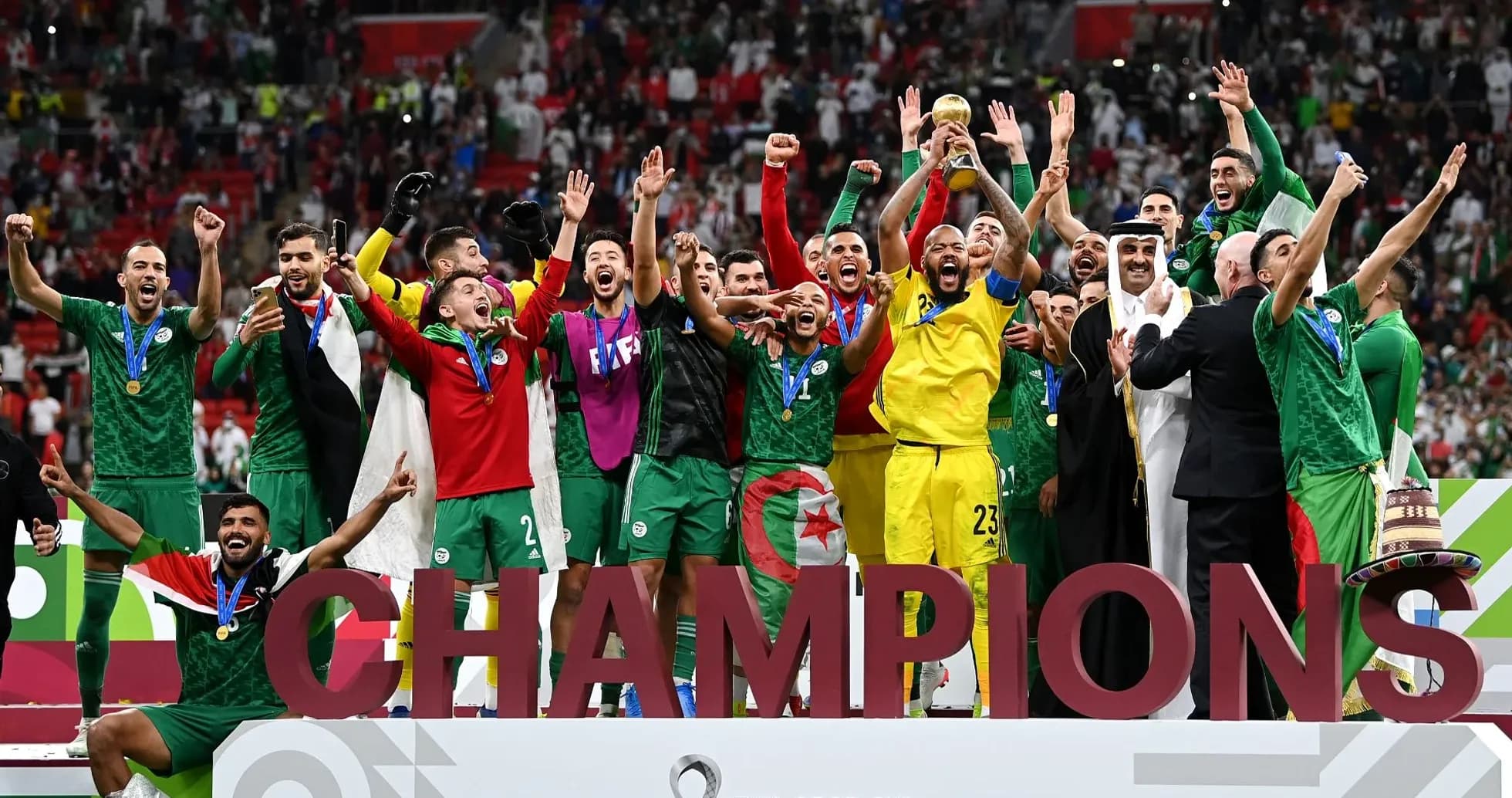 Équipe d'Algérie célébrant leur victoire en finale Équipe d'Algérie célébrant leur victoire en finale