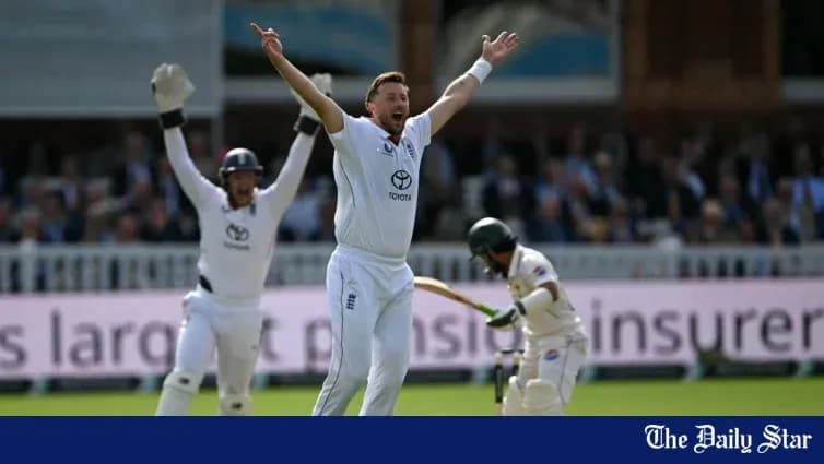 Joueur anglais célébrant un wicket lors d'un match Joueur anglais célébrant un wicket lors d'un match