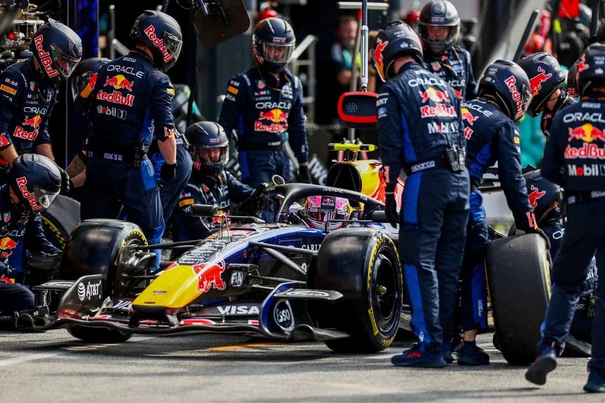 Équipe Red Bull effectuant un pit stop en F1 Équipe Red Bull effectuant un pit stop en F1