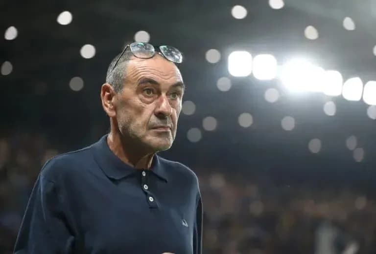 Entraîneur observant le match depuis la ligne de touche Entraîneur observant le match depuis la ligne de touche