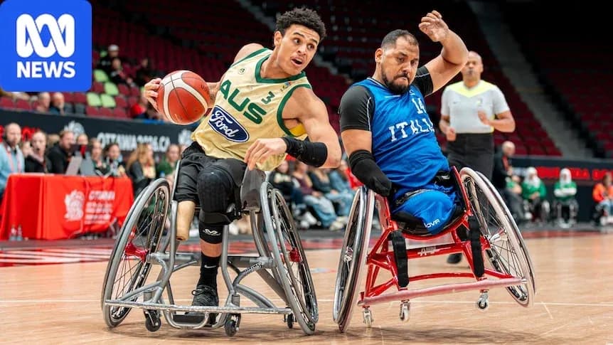 Joueur en fauteuil roulant dribblant le ballon de basket Joueur en fauteuil roulant dribblant le ballon de basket