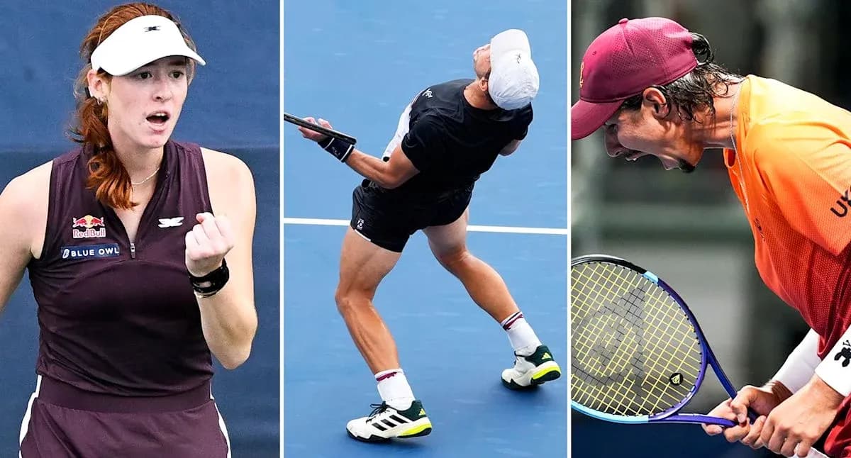 Trois joueurs de tennis en action sur le court Trois joueurs de tennis en action sur le court