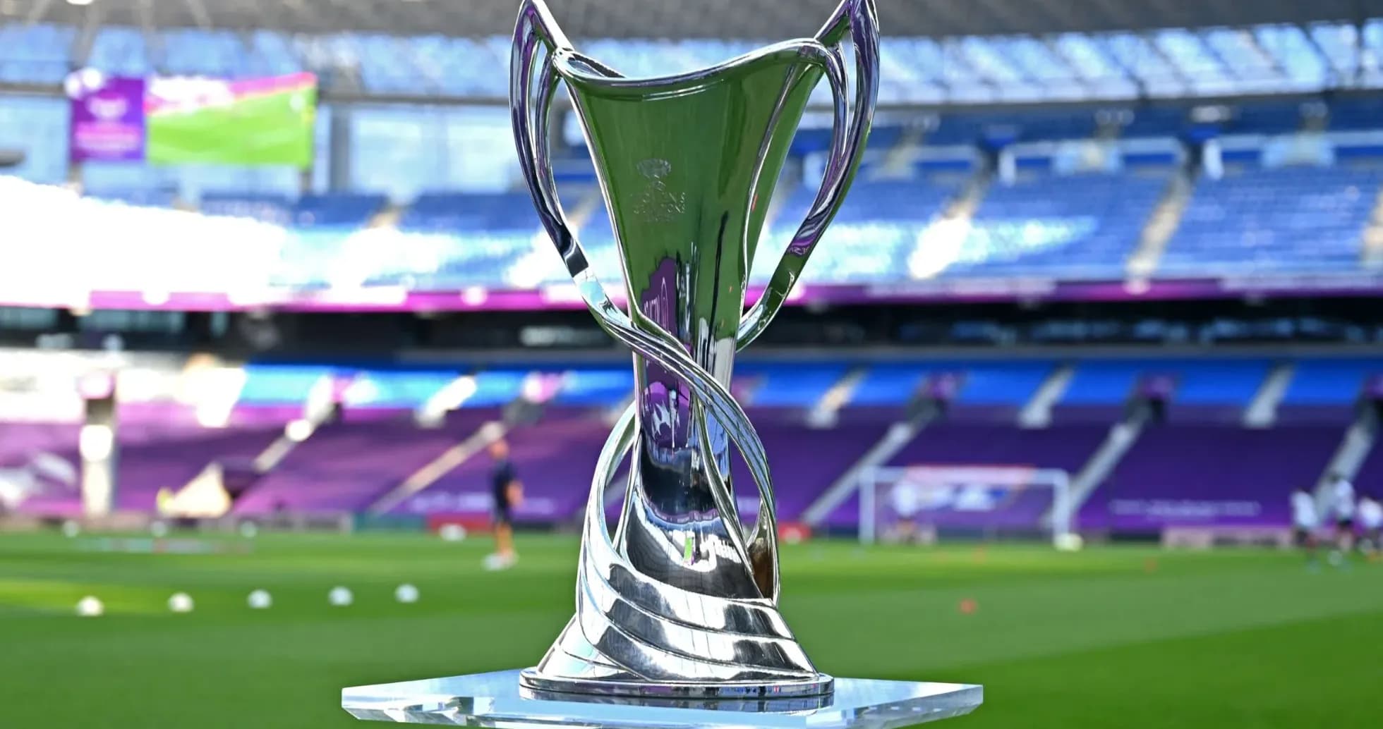 Trophée exposé sur le terrain avant le match Trophée exposé sur le terrain avant le match