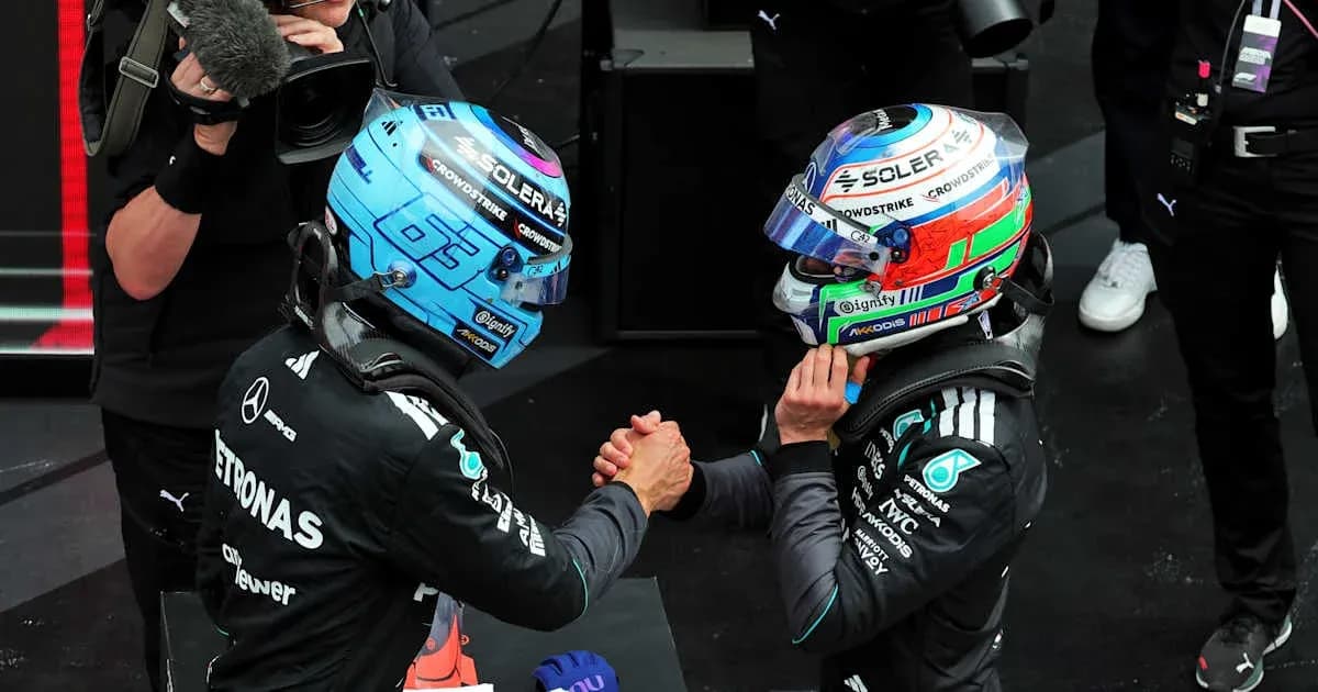 Pilotes de Formule 1 se serrant la main sur le podium Pilotes de Formule 1 se serrant la main sur le podium