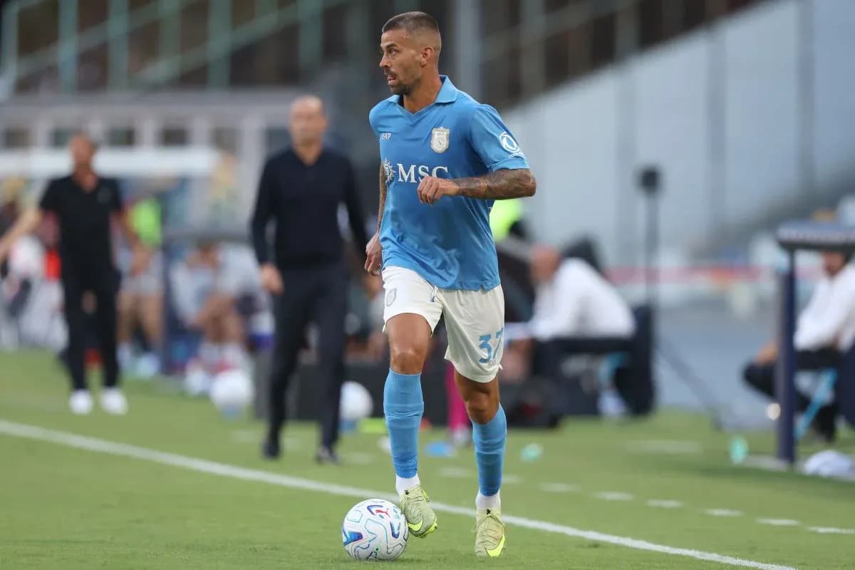 Joueur portant un maillot bleu courant avec le ballon Joueur portant un maillot bleu courant avec le ballon