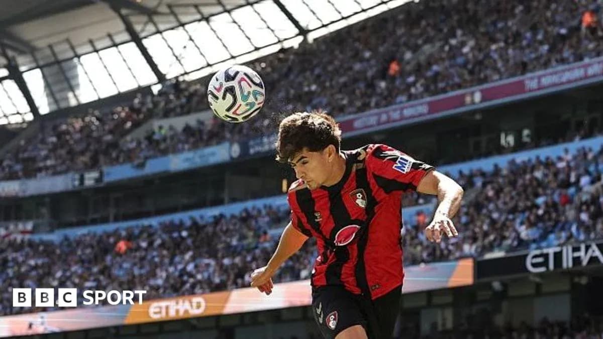 Joueur de Bournemouth en train de frapper le ballon Joueur de Bournemouth en train de frapper le ballon