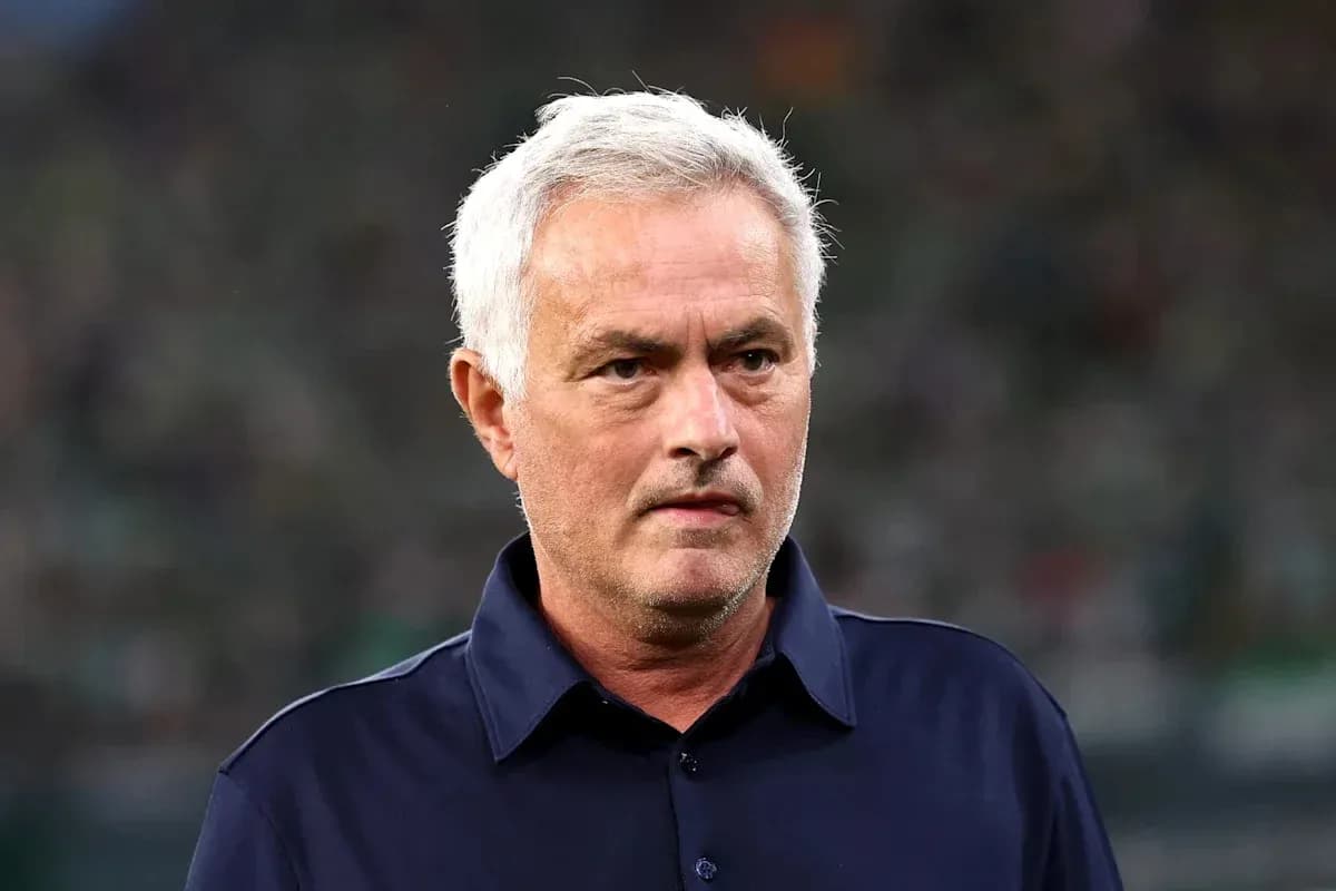Entraîneur observant le match depuis la ligne de touche Entraîneur observant le match depuis la ligne de touche