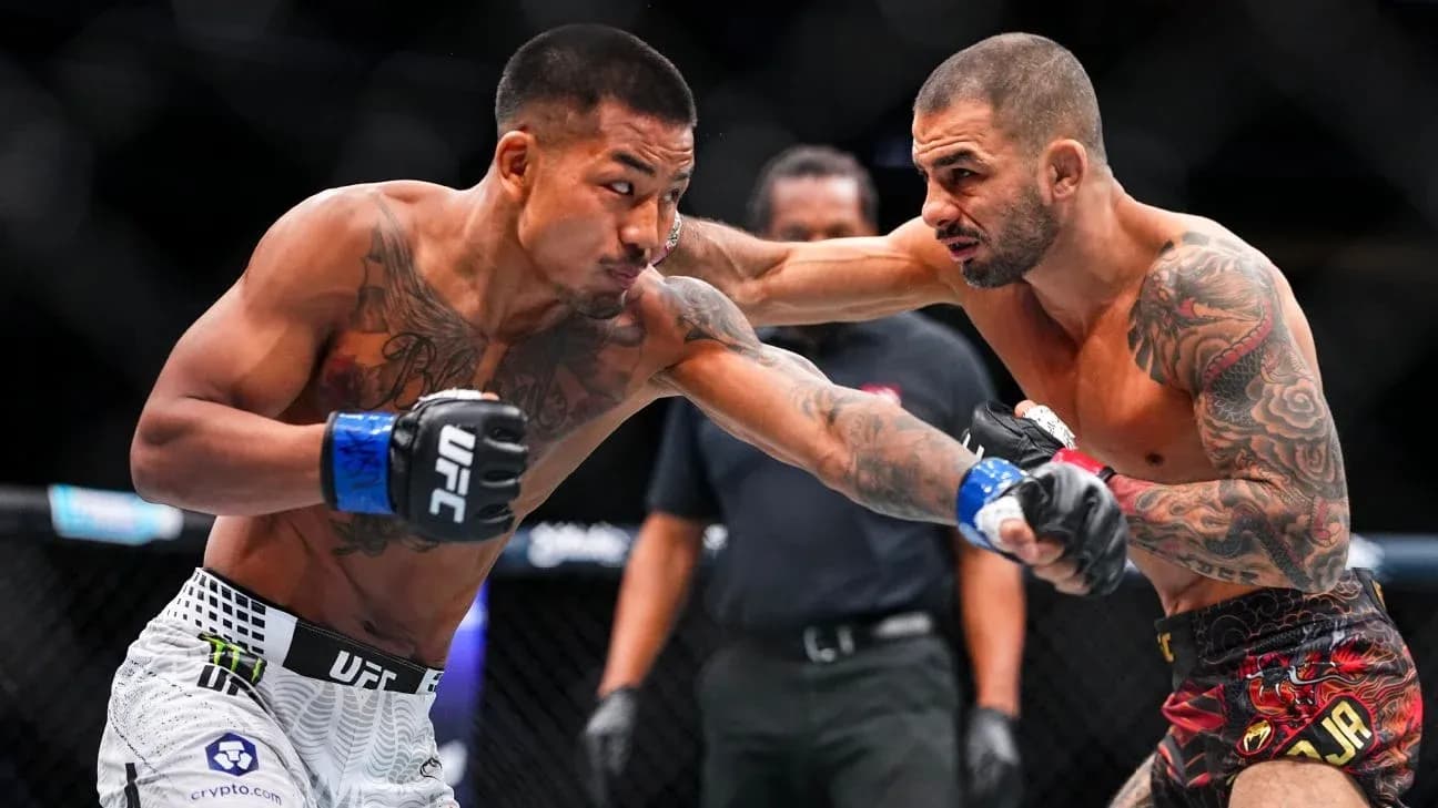 Deux combattants en pleine action lors d'un match MMA Deux combattants en pleine action lors d'un match MMA
