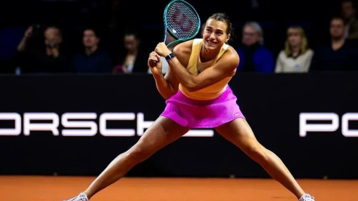 Joueuse de tennis frappant la balle sur le court Joueuse de tennis frappant la balle sur le court