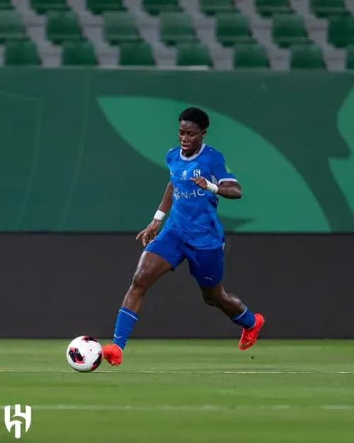 Joueur dribblant le ballon sur le terrain de football Joueur dribblant le ballon sur le terrain de football
