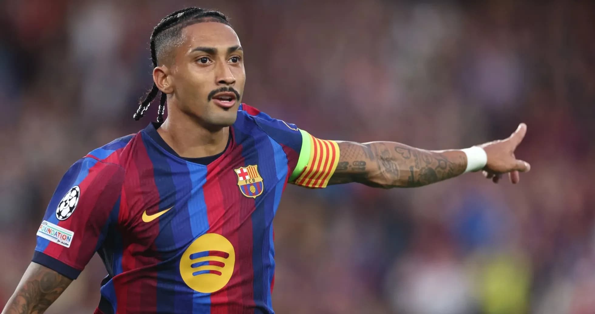 Joueur de Barcelone donnant des instructions sur le terrain Joueur de Barcelone donnant des instructions sur le terrain
