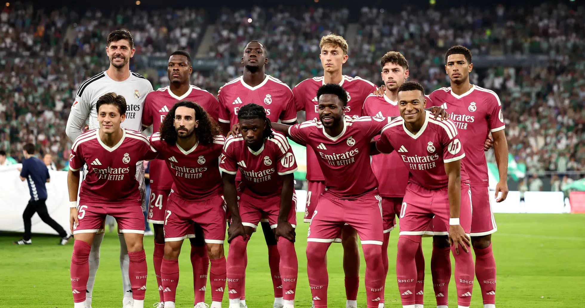 Équipe de Real Madrid posant avant le match Équipe de Real Madrid posant avant le match