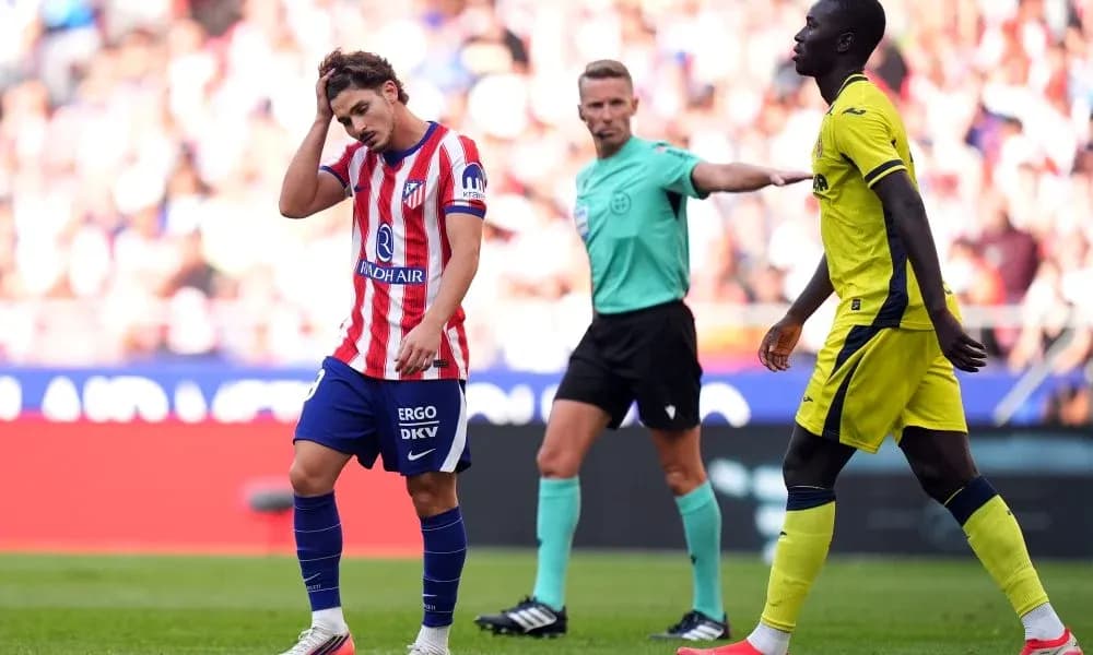 Joueur d'Atlético se tenant la tête après une faute Joueur d'Atlético se tenant la tête après une faute
