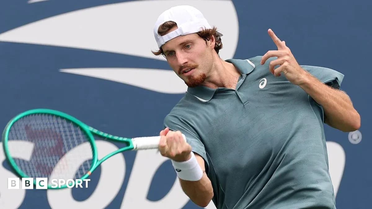 Joueur de tennis frappant la balle avec une raquette Joueur de tennis frappant la balle avec une raquette