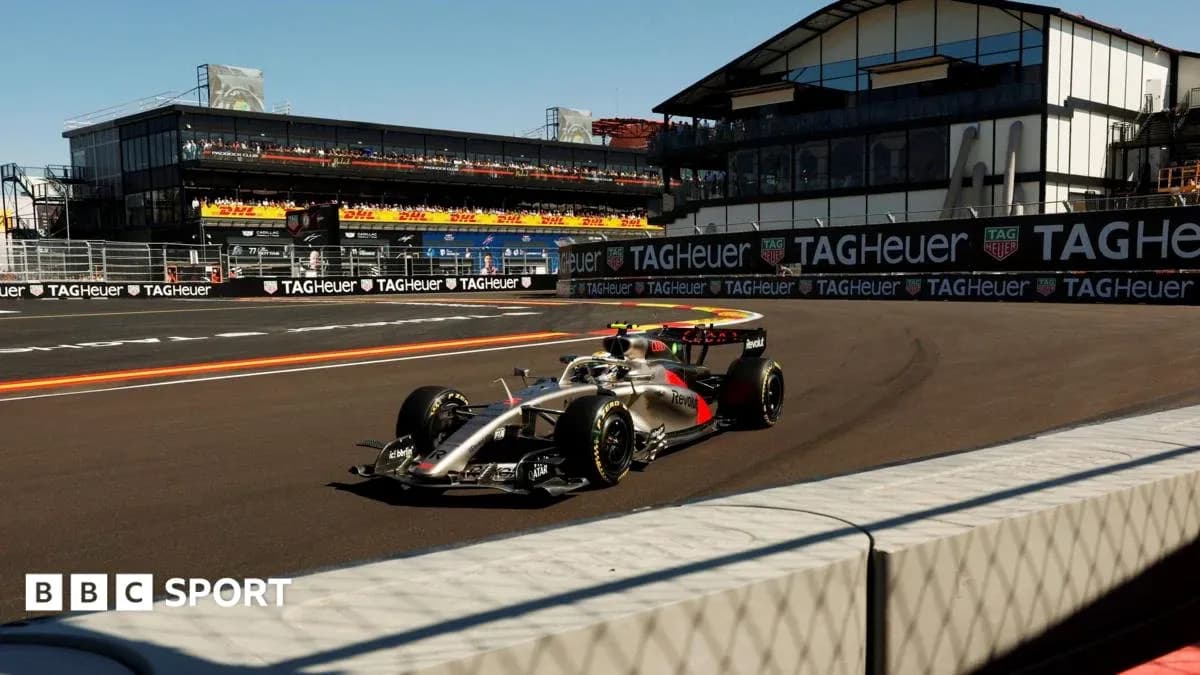 Voiture de Formule 1 sur circuit avec stands Voiture de Formule 1 sur circuit avec stands