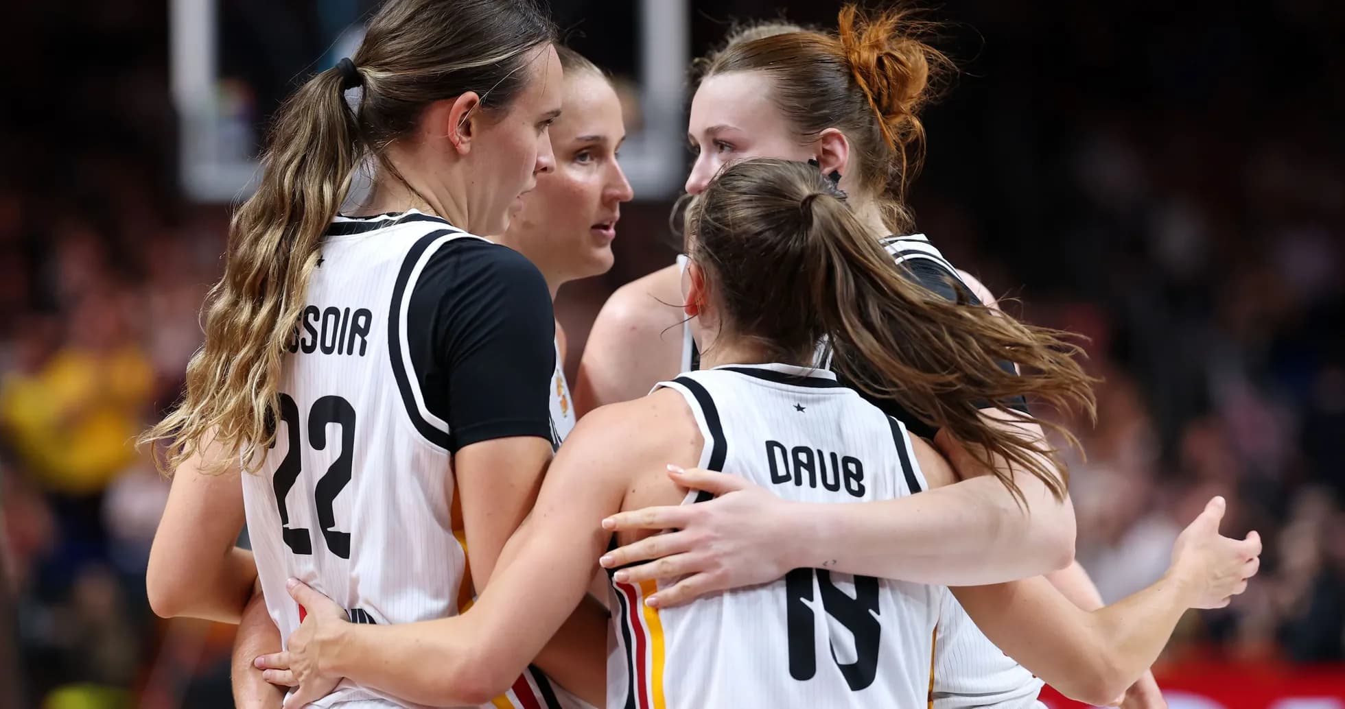 Joueuses se regroupant lors d'un match de basketball Joueuses se regroupant lors d'un match de basketball