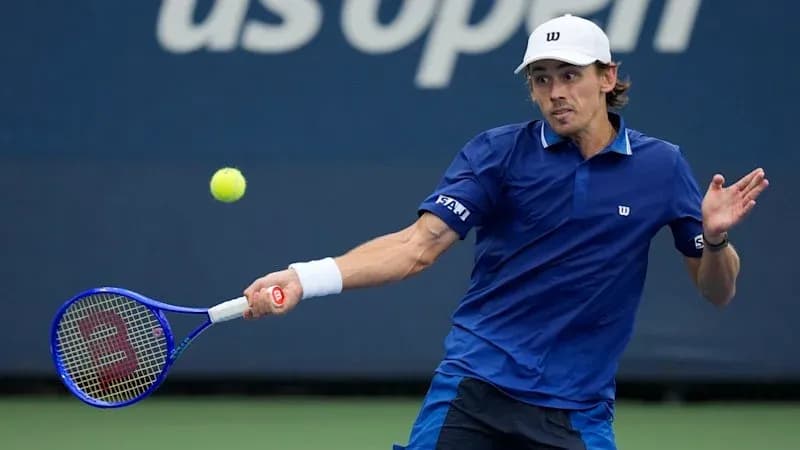 Joueur de tennis frappant une balle à l'US Open Joueur de tennis frappant une balle à l'US Open