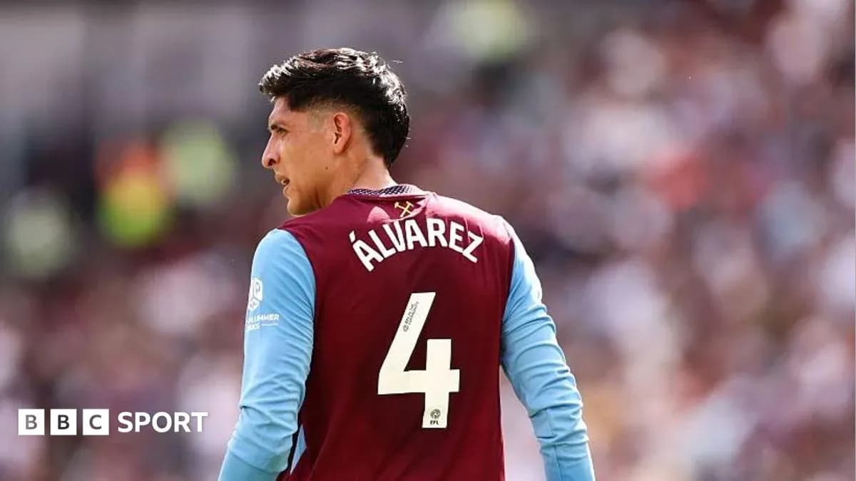 Joueur portant le numéro 4, Álvarez, sur le terrain Joueur portant le numéro 4, Álvarez, sur le terrain