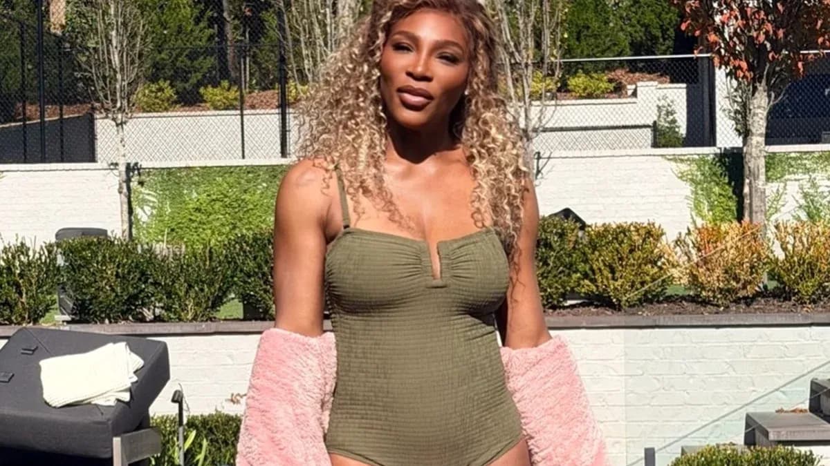 Femme en maillot de bain avec un pull en peluche Femme en maillot de bain avec un pull en peluche