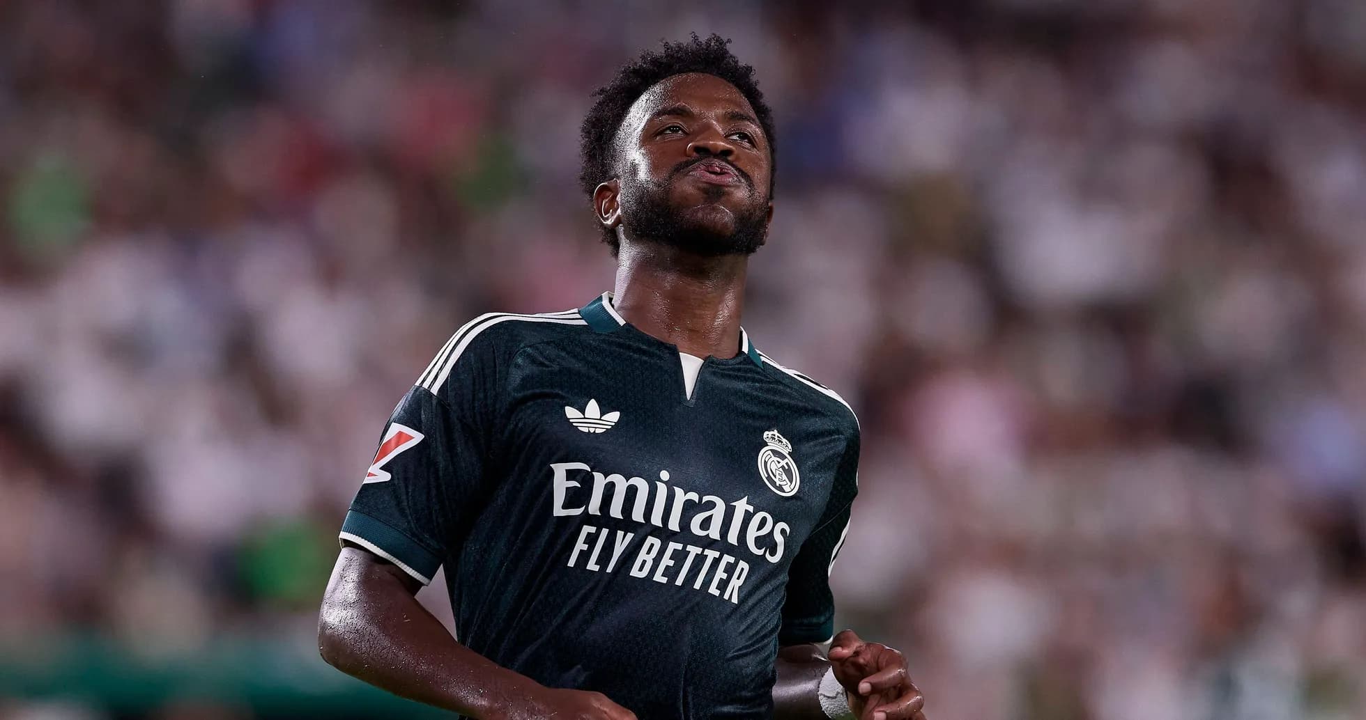 Joueur de football de Real Madrid sur le terrain Joueur de football de Real Madrid sur le terrain