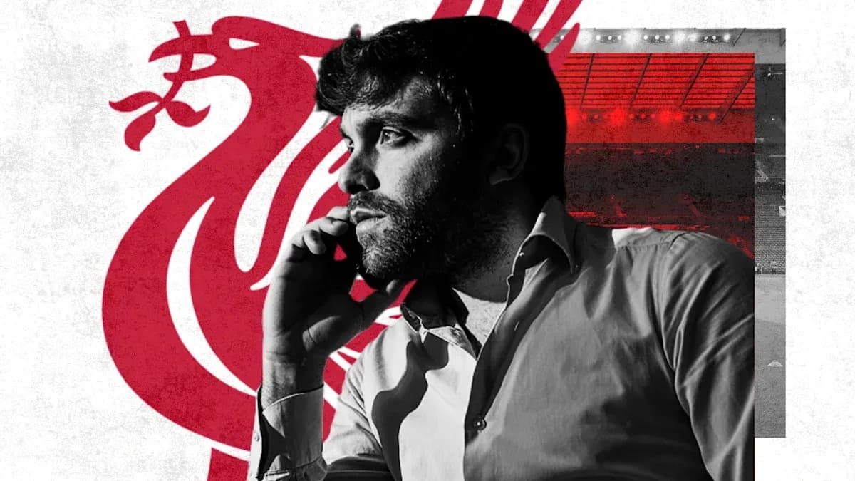 Homme au téléphone avec logo de Liverpool en arrière-plan Homme au téléphone avec logo de Liverpool en arrière-plan