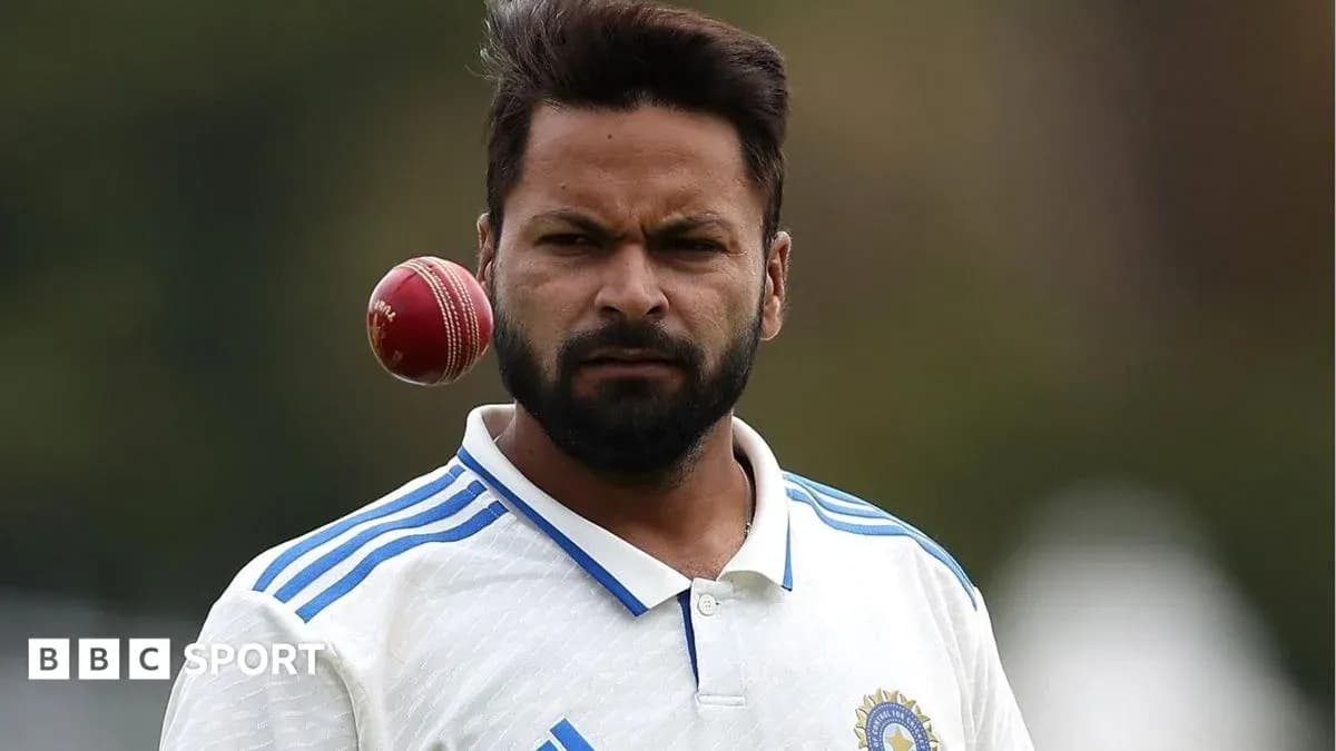 Joueur de cricket avec une balle en l'air Joueur de cricket avec une balle en l'air