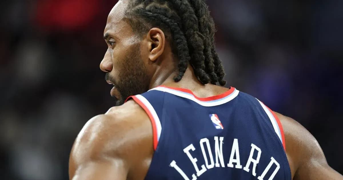 Joueur portant un maillot avec le nom Leonard Joueur portant un maillot avec le nom Leonard