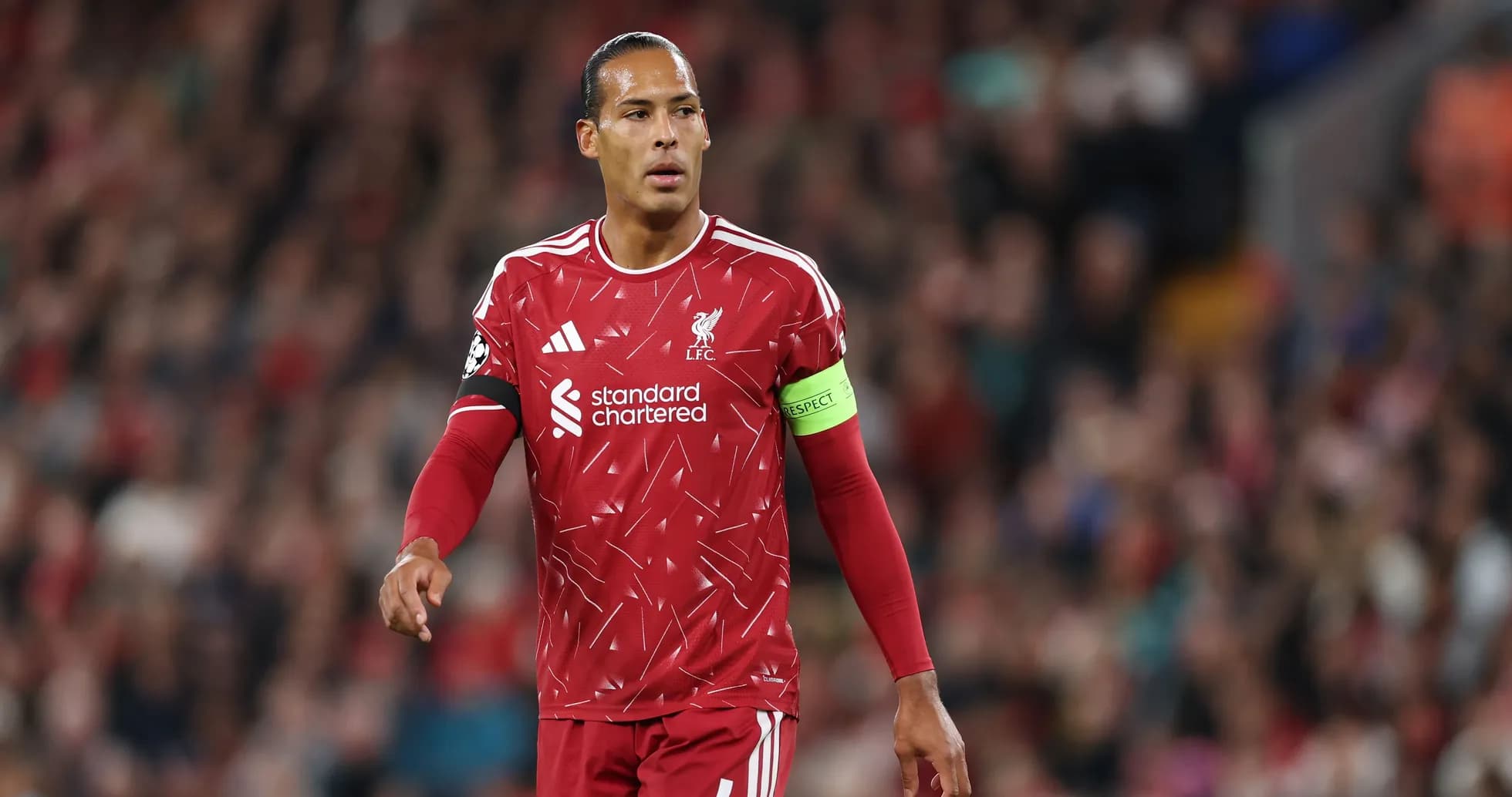 Joueur de Liverpool en maillot rouge sur le terrain Joueur de Liverpool en maillot rouge sur le terrain