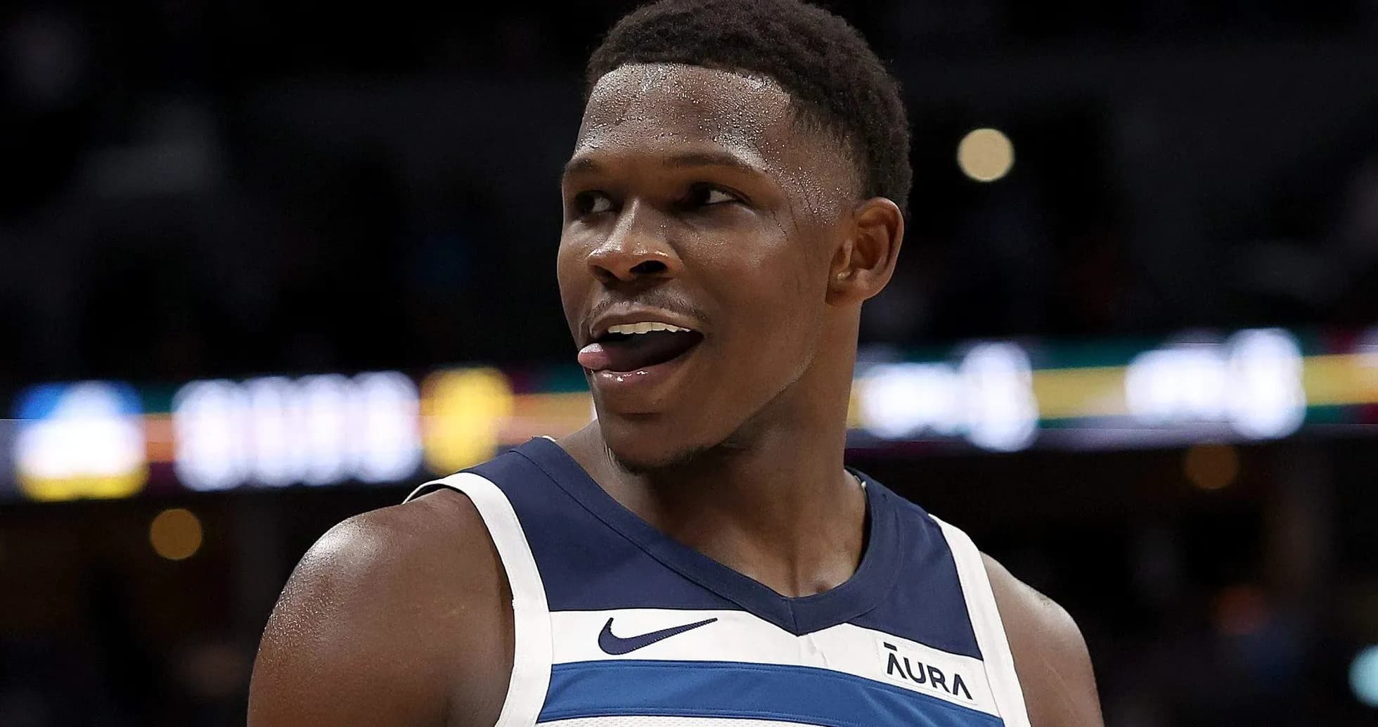 Joueur souriant pendant un match de basket Joueur souriant pendant un match de basket