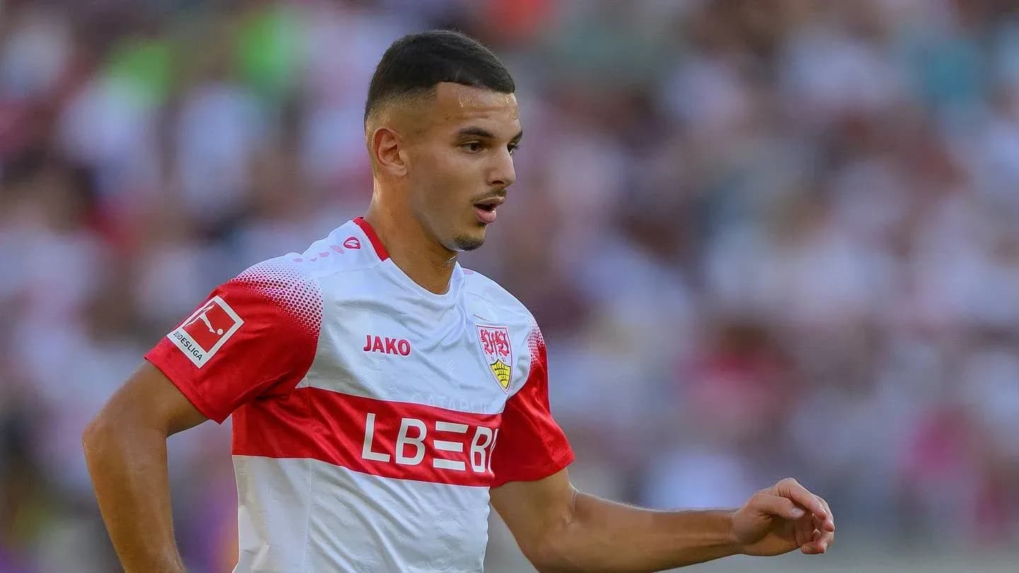 Joueur du VfB Stuttgart en action sur le terrain Joueur du VfB Stuttgart en action sur le terrain