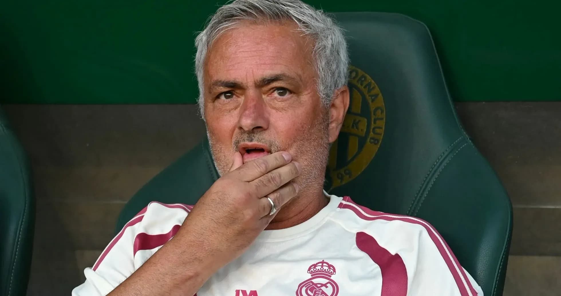Entraîneur assis sur le banc, pensif pendant le match Entraîneur assis sur le banc, pensif pendant le match