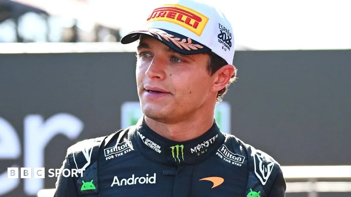 Pilote de Formule 1 en tenue McLaren au podium Pilote de Formule 1 en tenue McLaren au podium