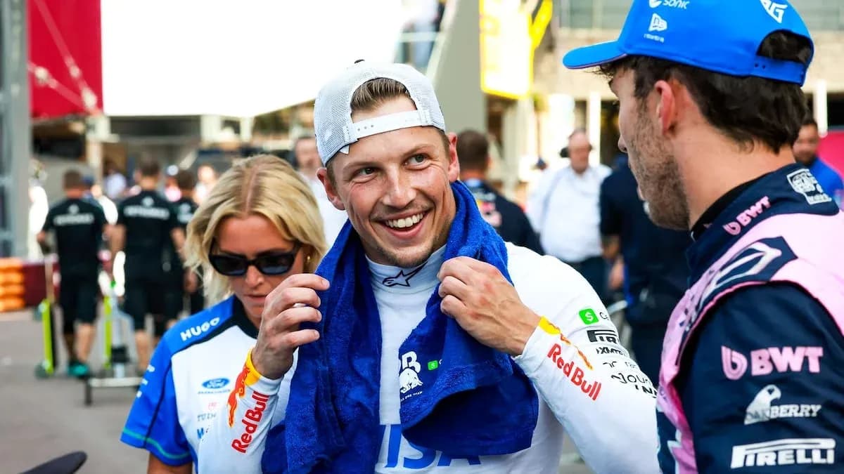 Pilotes discutant après une course de Formule 1 Pilotes discutant après une course de Formule 1