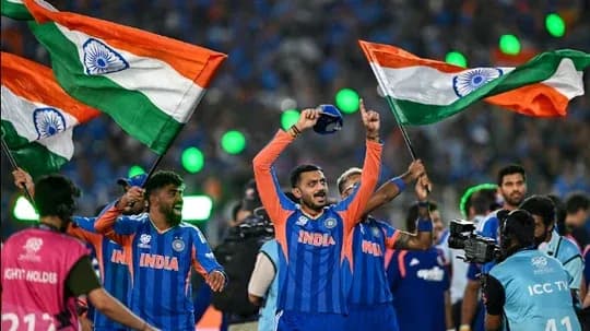 Joueurs indiens célébrant avec des drapeaux lors d'un match Joueurs indiens célébrant avec des drapeaux lors d'un match