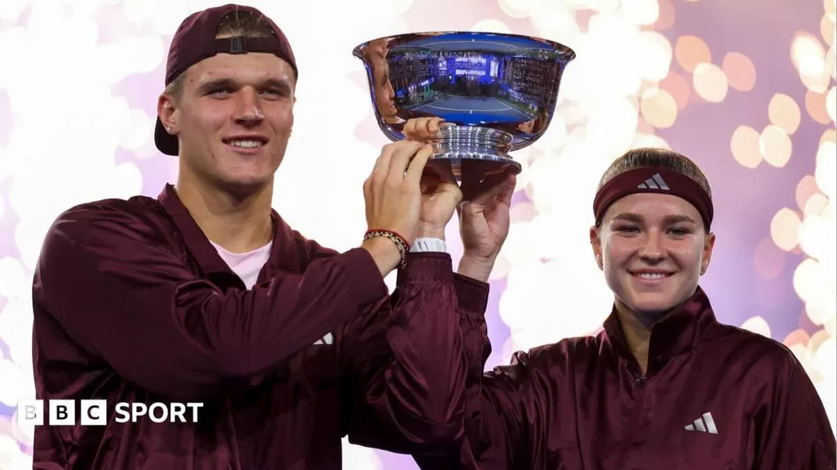 Joueurs tenant un trophée après leur victoire Joueurs tenant un trophée après leur victoire