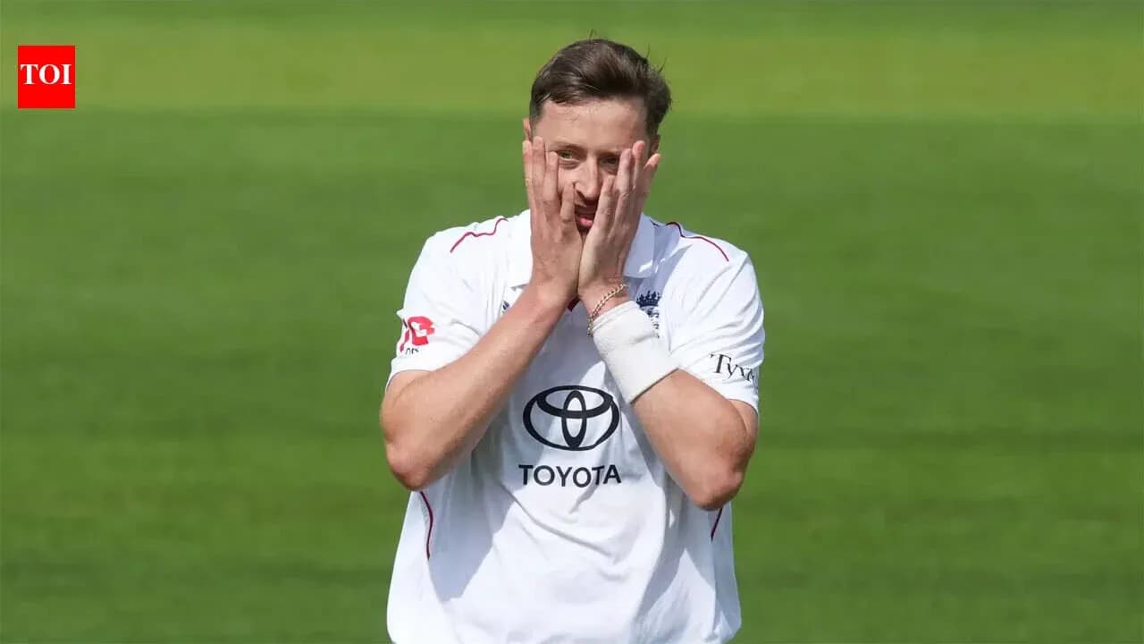 Joueur de cricket se tenant le visage sur le terrain Joueur de cricket se tenant le visage sur le terrain