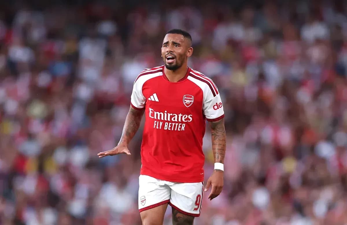 Joueur d'Arsenal en action sur le terrain Joueur d'Arsenal en action sur le terrain