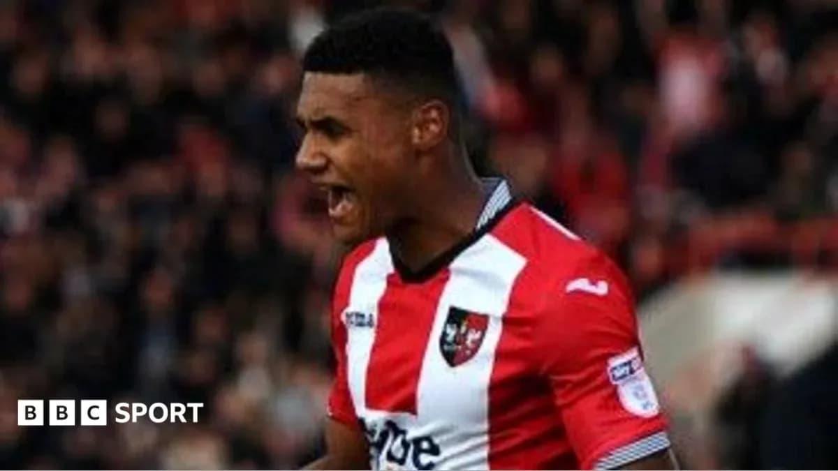 Joueur célébrant un but avec un maillot rouge et noir Joueur célébrant un but avec un maillot rouge et noir