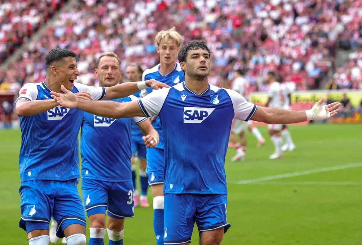 Joueurs de Hoffenheim célébrant un but ensemble Joueurs de Hoffenheim célébrant un but ensemble