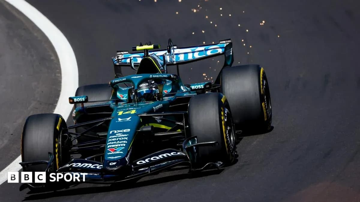 Voiture de Formule 1 sur circuit avec étincelles Voiture de Formule 1 sur circuit avec étincelles