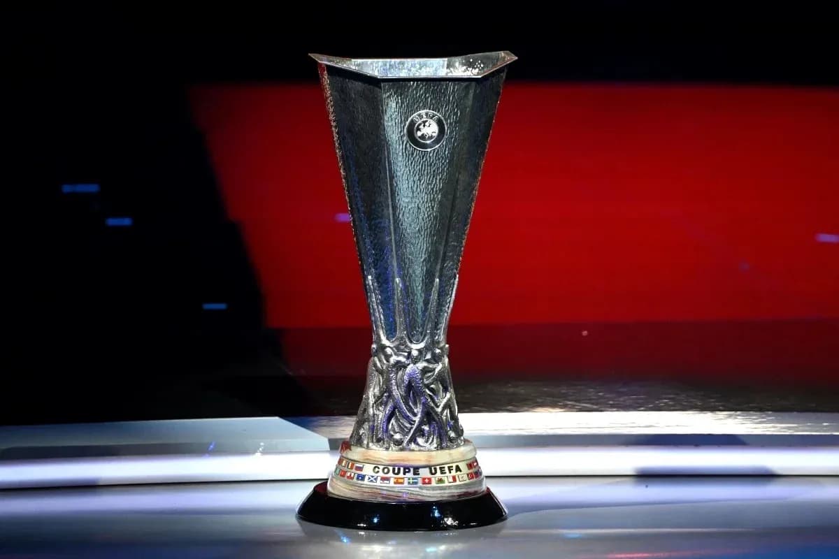 Trophée de la Ligue Europa sur un podium Trophée de la Ligue Europa sur un podium