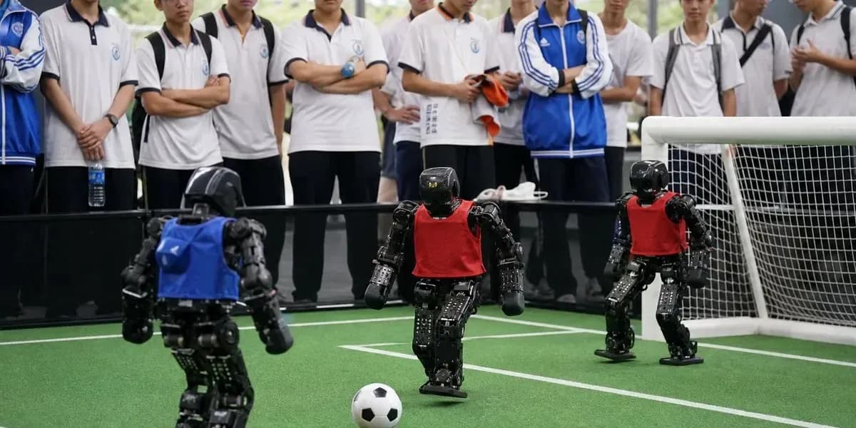 Des robots jouant au football devant des spectateurs Des robots jouant au football devant des spectateurs