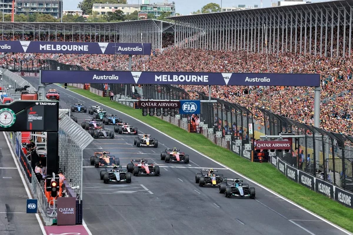 Voitures de F1 s'élançant sur la piste à Melbourne Voitures de F1 s'élançant sur la piste à Melbourne